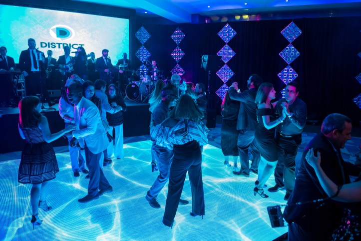 Los invitados bailaron sobre una pista LED y con la música de Cuenta Regresiva